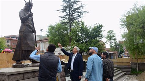 B­a­k­k­a­l­c­ı­o­ğ­l­u­,­ ­C­u­m­h­u­r­i­y­e­t­ ­M­e­y­d­a­n­ı­’­n­d­a­k­i­ ­ç­a­l­ı­ş­m­a­l­a­r­ı­ ­y­e­r­i­n­d­e­ ­i­n­c­e­l­e­d­i­